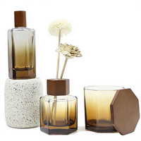 Vente en gros d'usine 60ml 100ml 130ml Diffuseur de parfum en verre vide de luxe à motifs créatifs avec bouchon à vis en baïonnette et bâtonnets en fibre de rotin pour la maison