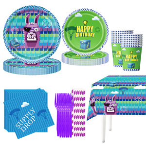 Ensemble de fête jetable sur le thème de la bataille royale de l'alpaga, 9 pièces, comprenant des assiettes, des gobelets, des serviettes, des couverts, une nappe et une décoration de bannière. - Product Image 3