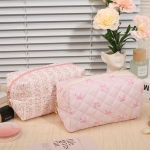 Wholesale <b>Large</b> Capacity Portable Cosmetic Vintage Floral Makeup Pouch Organizer Zipper Toiletry Bag - Product Image 5