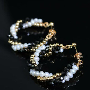 Venta al por mayor de fábrica: Pendientes de aro retorcidos hechos a mano, con perlas naturales de agua dulce y espinela negra, chapados en oro de 14K, para mujer. - Product Image 3