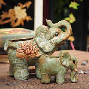 Jarrón Decorativo Plano con Diseño de Flor y Elefante de China - Product Image 2