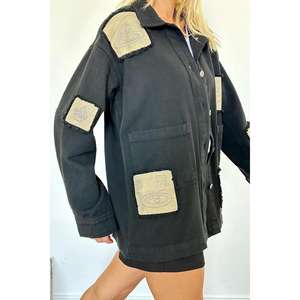 Chaqueta Camisera Negra de Gabardina para Mujer, Estilo Utilitario, Manga Larga, Tejido Entrecruzado con Detalle de Emblema - Product Image 2