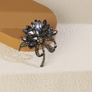 Broche de flor para mujer, diseño de corsage para fiesta, con engaste de garra de aleación de zinc negra - Product Image 2