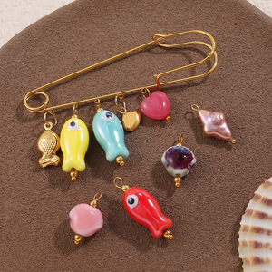 2025 Novos Desenhos Animados de Aço Inoxidável 18K PVD Banhado A Ouro Pinos Forma Coração Cherry <span class=keywords><strong>Ceramic</strong></span> Fish Pendant Broche para Jóias das Mulheres - Product Image 2