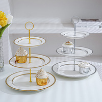 Assiette de service créative de luxe moderne américaine peinte à la main en or avec métal et céramique pour le rangement des collations lors de fêtes et l'utilisation dans le salon