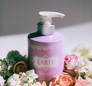 Gel de baño sin alergenos con ácido hialurónico y ceramida para fortalecer la barrera cutánea con un rico efecto hidratante - Product Image 1