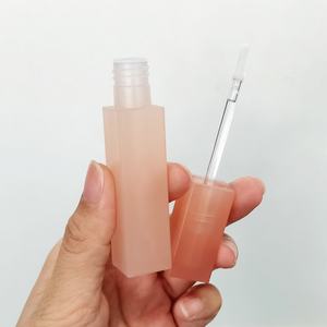 Vente en gros de contenants pour gloss à lèvres en PETG de 4,5 à 7,0 ml, tubes à gloss personnalisés avec logo, couleur personnalisée, tubes à gloss vides - Product Image 1