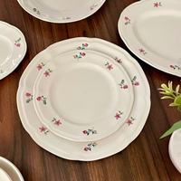 Service de table en céramique à motifs floraux vintage avec bord festonné, comprenant une assiette ovale, des bols, des tasses et des soucoupes pour la maison
