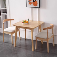 Table à manger carrée en bois massif, design nordique simple et moderne, idéale pour les petits appartements, les réunions à domicile et les négociations.