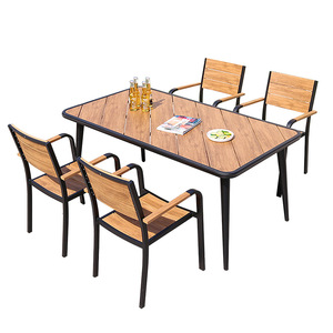 Ensemble table et chaises d'extérieur en bois et aluminium, 4 places, résistant aux intempéries, mobilier de patio contemporain - Product Image 1