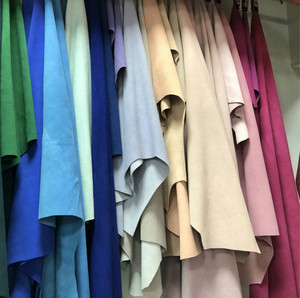 Belle <span class=keywords><strong>pas</strong></span> <span class=keywords><strong>cher</strong></span> coloré vache fendue daim cuir polyvalent cuir Stock pour chaussures vêtements bottes ceintures meubles canapés artisanat - Product Image 3