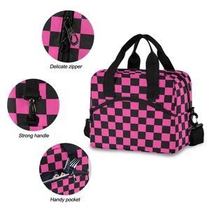 Bolsa Térmica Porta Alimentos Personalizada con Diseño a Cuadros Negro y Rosa para Mujer, con Correas para el Hombro - Product Image 5