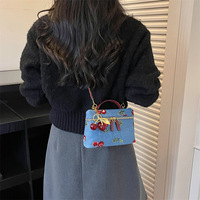 Tas Kotak Mini Denim Retro Bordir Cherry untuk Wanita dengan Pegangan Atas dan Tali Rantai Liontin
