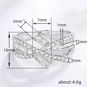 Anello Classico da Donna con Design a Braccio Oscillante - Product Image 6