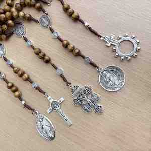 Colgante de Rosario Católico, Ordoña de la Cruz Milagrosa, Colgante de San Benito, Adorno de Pascua, Madera de Pino que Imita Madera de Olivo, Joyería - Product Image 1