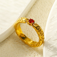 Bague tendance en acier inoxydable martelé texturé irrégulier avec zircon rouge incrusté, bijou de doigt élégant pour le quotidien