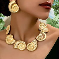 Nouvelle Collection de Bijoux Tendance : Ensemble Luxe Collier et Boucles d'Oreilles Coquillage Escargot Plaqué Or 18 carats