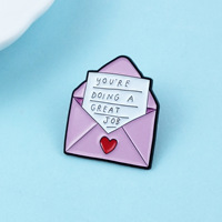 Broche en alliage créative rose en forme d'enveloppe et de cœur avec citations inspirantes, tendance, pour sac à dos, vêtements, chapeau, décoration, cadeau