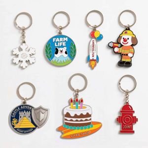 Llavero de Metal con Diseño de Dibujos Animados Personalizado, Regalos Creativos, Lindos Colgantes para Mochilas Escolares - Product Image 1