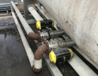 Válvula de bola de dos piezas con flanqueado y vástago sólido, DN 25 PN 16, de acero inoxidable 304, con control neumático de retorno por resorte, para agua.