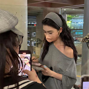 ที่คาดผมสีเทาขอบกว้าง - เรียบง่ายและใช้งานได้หลากหลาย เหมาะสำหรับการออกไปเที่ยวแบบสบายๆ และใช้รัดผม-คิวยู - Product Image 4