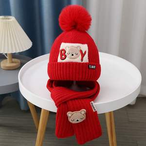 Ensemble <span class=keywords><strong>bonnet</strong></span> et écharpe tricoté chaud d'hiver pour enfants <span class=keywords><strong>avec</strong></span> ours de dessin animé et broderie de lettres pour enfants - Product Image 5