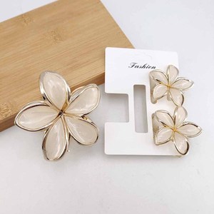 Lot de 3 pinces à cheveux dorées en forme de fleur, pour femme, grandes et petites tailles, dégradé de couleurs, accessoires capillaires pour les vacances, pince à cheveux fleurie - Product Image 3
