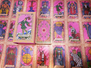 Jeu de cartes de tarot personnalisé en PVC holographique rose, étanche, pour des soirées à thème, des jeux éducatifs et amusants, des fêtes de pyjama, des rassemblements d'adolescents, des moments joyeux - Product Image 5