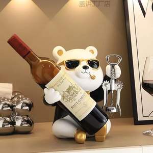 Elegante e Grazioso Porta Cavatappi a Forma di Orso in Resina Dipinta a Mano - Lussuoso Portabottiglie da Bar per Casa, Decorazione per Capodanno - Product Image 2