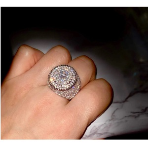 Bague de luxe la plus vendue, entièrement sertie de diamants, idéale pour les soirées, les vidéos musicales, les mariages et la collection de bijoux de mode, disponible à la vente - Product Image 4