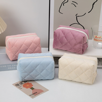 Trousse de maquillage de voyage pour femmes Trousse de maquillage à carreaux matelassée Trousse de toilette de voyage avec fermeture éclair Trousse de maquillage légère pour femmes