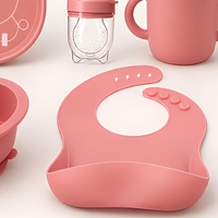 Ensemble repas bébé en silicone Lapin Rose : Assiette à ventouse, bol, bavoir, cuillère, fourchette, tasse à paille et anneau de dentition