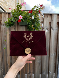 Enveloppe en velours marine avec logo en feuille d'or de luxe 2025 avec acrylique transparent unique et cachetage à la cire pour l'événement de célébration de fête de mariage - Product Image 3