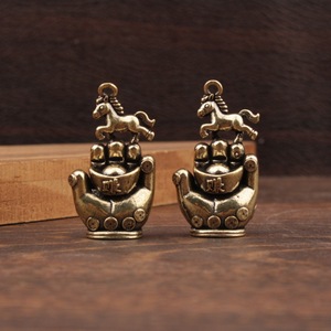 Colgantes Temáticos de Latón con Forma de Caballo y Palma con Dinero, Decoración para Hogar y Oficina, Regalo Unisex - Product Image 1