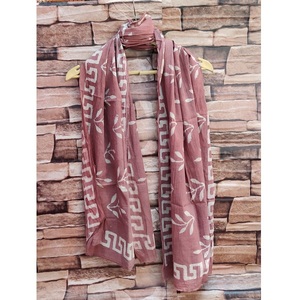 Exquisita bufanda de algodón Mul Mul con patrones tradicionales Dabu hechos a mano, diseñada para estar a la moda y cómoda. - Product Image 2