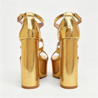 Sandales à plateforme dorées tendance pour femme, style audacieux, à talon bloc épais, motif croco gaufré, bride en T, boucle de cheville, pour soirée, vente en gros