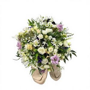 Arche de mariage artificielle lisse avec roses en soie, design asymétrique déstructuré, feuilles vertes - Décoration de centre de table - Product Image 1