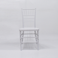 Chaises et table modernes en plastique Chiivari en résine blanche pour hôtel et mariage