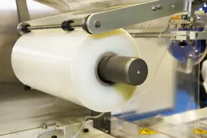 Pembungkus transparan uv lldpe peregangan poliolefin menyusut film mesin digunakan untuk warna-warni putih biru hijau warna merah kuning