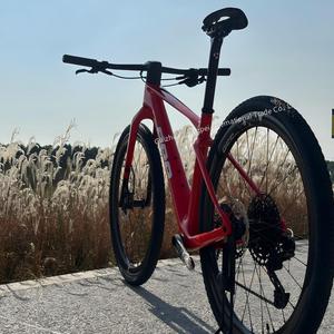 จักรยานเสือภูเขาแบบ Hardtail ขนาด 29 นิ้ว ทำจากคาร์บอนทั้งคัน ใช้ได้ทั้งในเมืองและออฟโรด พร้อมล้อคาร์บอนแบบ Tubeless Ready น้ำหนักเบาเพียง 7.8 กก. - Product Image 2