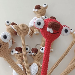 Llavero de ganchillo con dijes de margarita, mini colgante de flor amigurumi hecho a mano, para adorno de bolso, regalo, llavero - Product Image 3