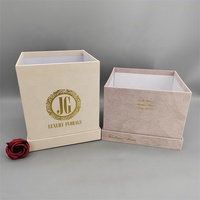 Boîtes cadeaux carrées en carton pour la Saint-Valentin, roses éternelles, finition mate avec logo en or jaune, revêtement UV