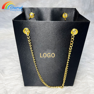 Bolsa Rectangular Negra para Joyería con Asa de Cadena Dorada y Elegante Diseño de Logotipo Impreso - Product Image 2