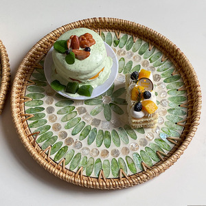Panier à fruits en rotin fait à la main, plateau de service rond tissé avec décoration de coquillages colorés pour table de salon - Product Image 3