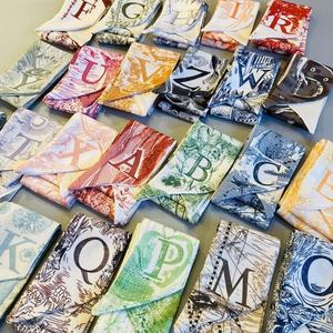 Großhandel Custom Fashion 26 Buchstaben Alphabet Mädchen Halstuch Tasche Bogen Knoten Langes Band Band Haar gummi Frau Haars chal - Product Image 6