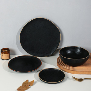 Juego de Vajilla de Porcelana Mate con Borde Dorado Estilo Europeo, Diseño Moderno Negro, Apto para Horno y Microondas, Vajilla para el Hogar - Product Image 1