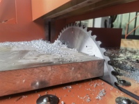 Machine à scie circulaire en carbure d'aluminium de 150 mm d'épaisseur et 1500 mm de largeur pour la découpe de plaques d'aluminium