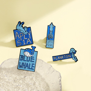 Broches de vida marina: Ballena azul traviesa, Medusa ligera y aireada, Calamar llamativo, Colección gratuita de vida marina, Pin de solapa de calamar y plancton - Product Image 3