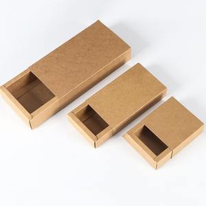 Petite boîte d'emballage de bonbons en papier kraft transparent pour enfants de Noël avec gaufrage et laminage mat pour les invités de mariage et les fêtes - Product Image 3