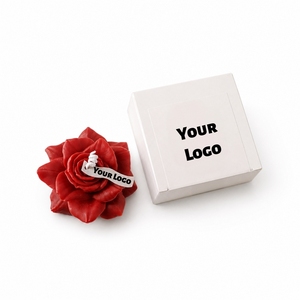 Vela Aromática con Forma de Rosa y Etiqueta con Logotipo Personalizado, con Detalle de Pétalos en Capas, Velas Personalizadas para Programas de Regalos de Marca - Product Image 2